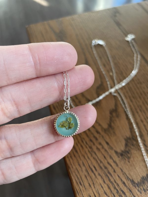 Small round silver necklace with dried flowers